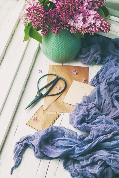 Stół roboczy z zestawem do haftu i notatnikiem